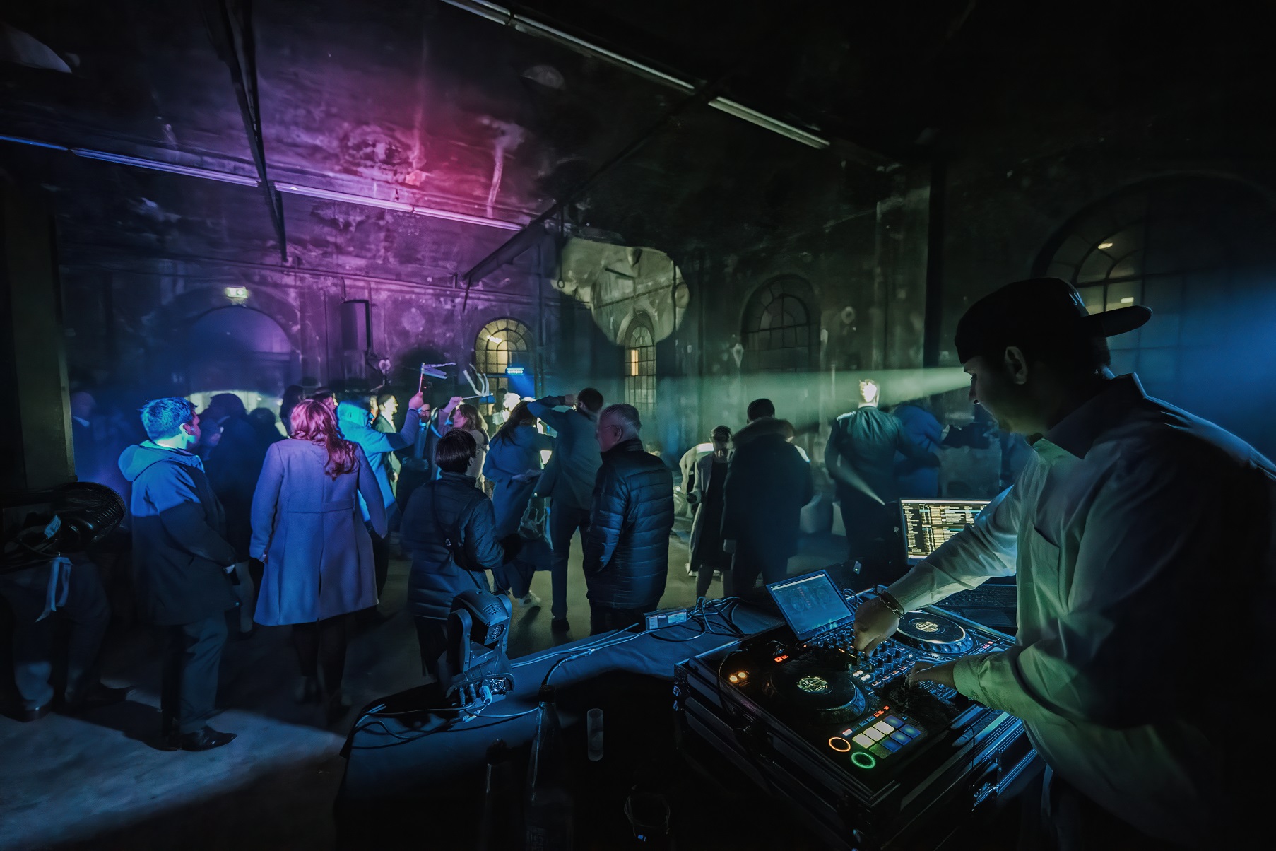 DJ-Pult im Einsatz bei einer Feier