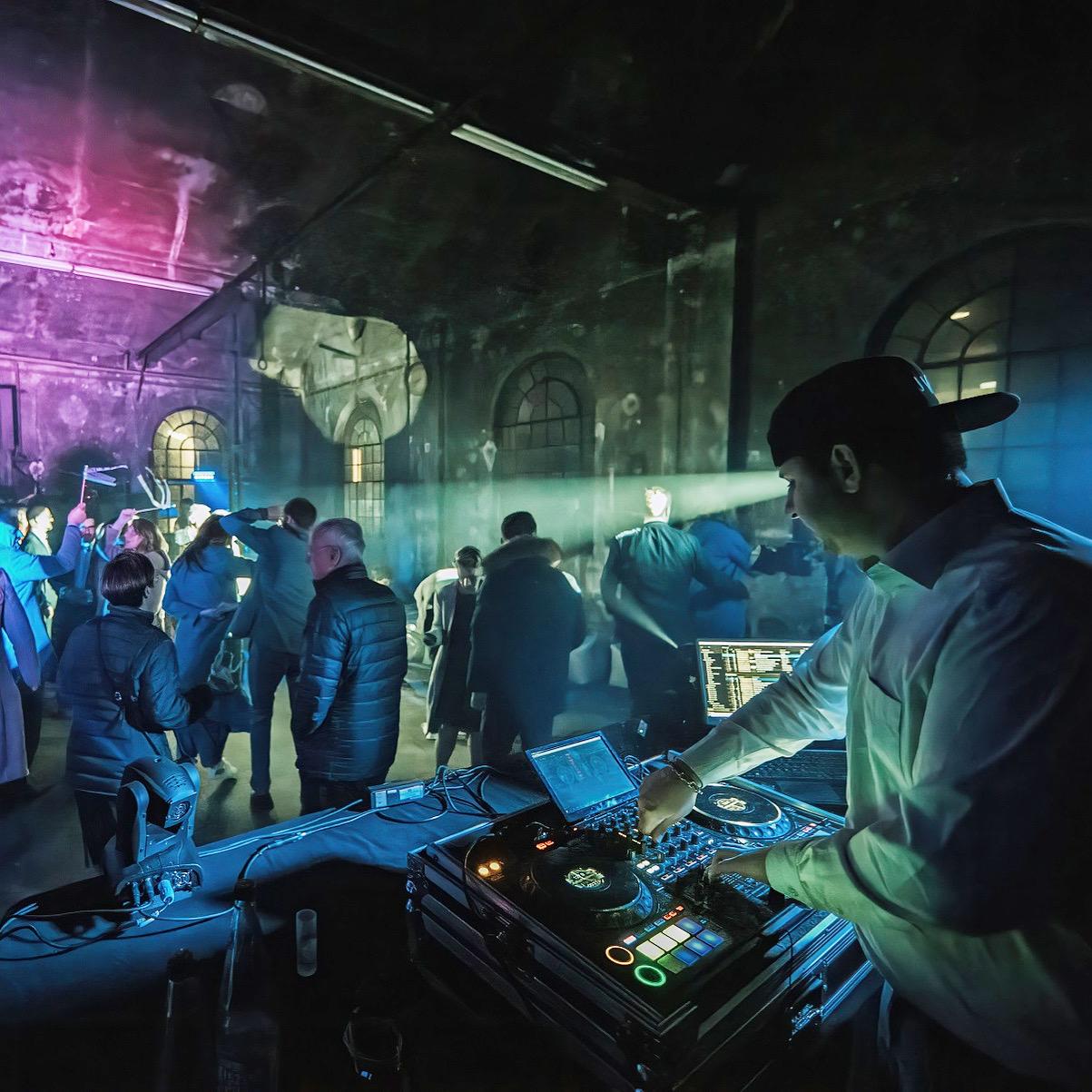 DJ Voxy am Pult aus nächster Nähe