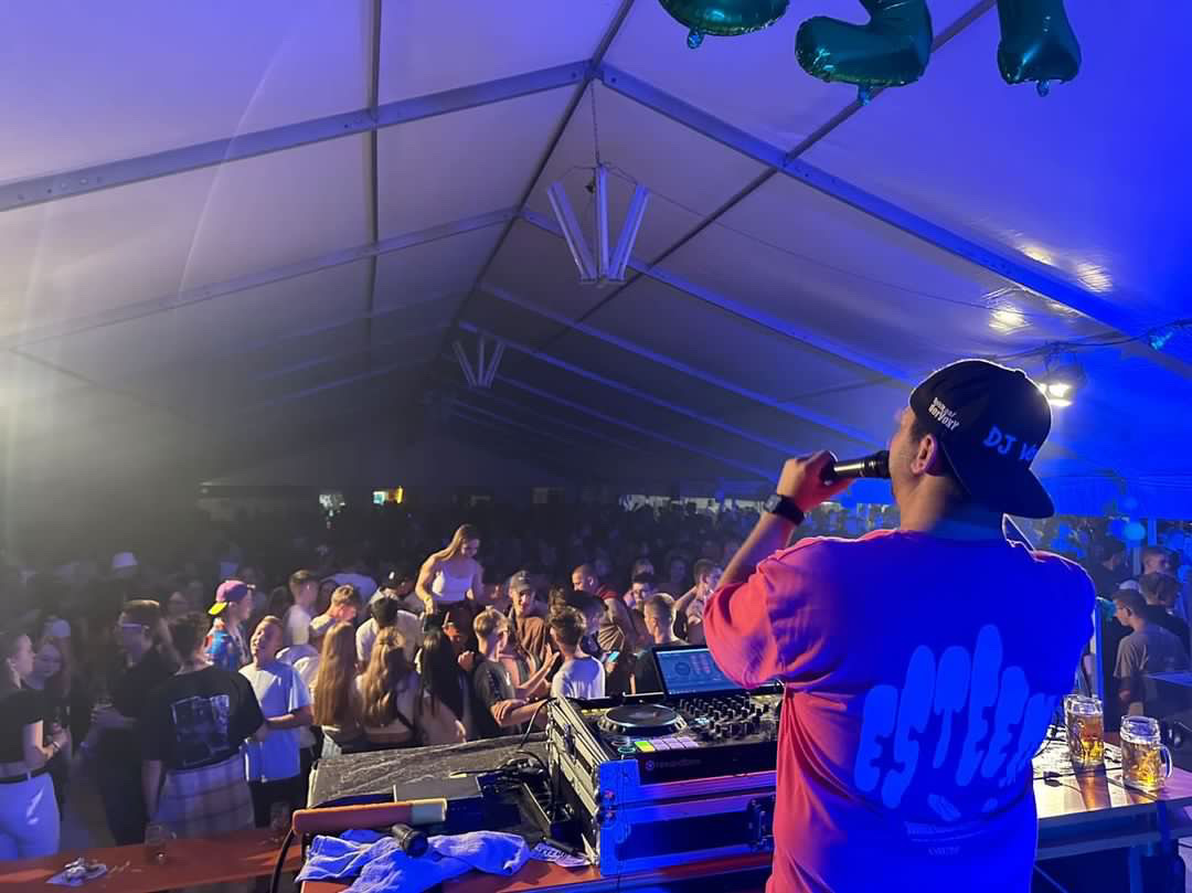 DJ Voxy auf einem Vereinsfest oder größeren Event im Festzelt
