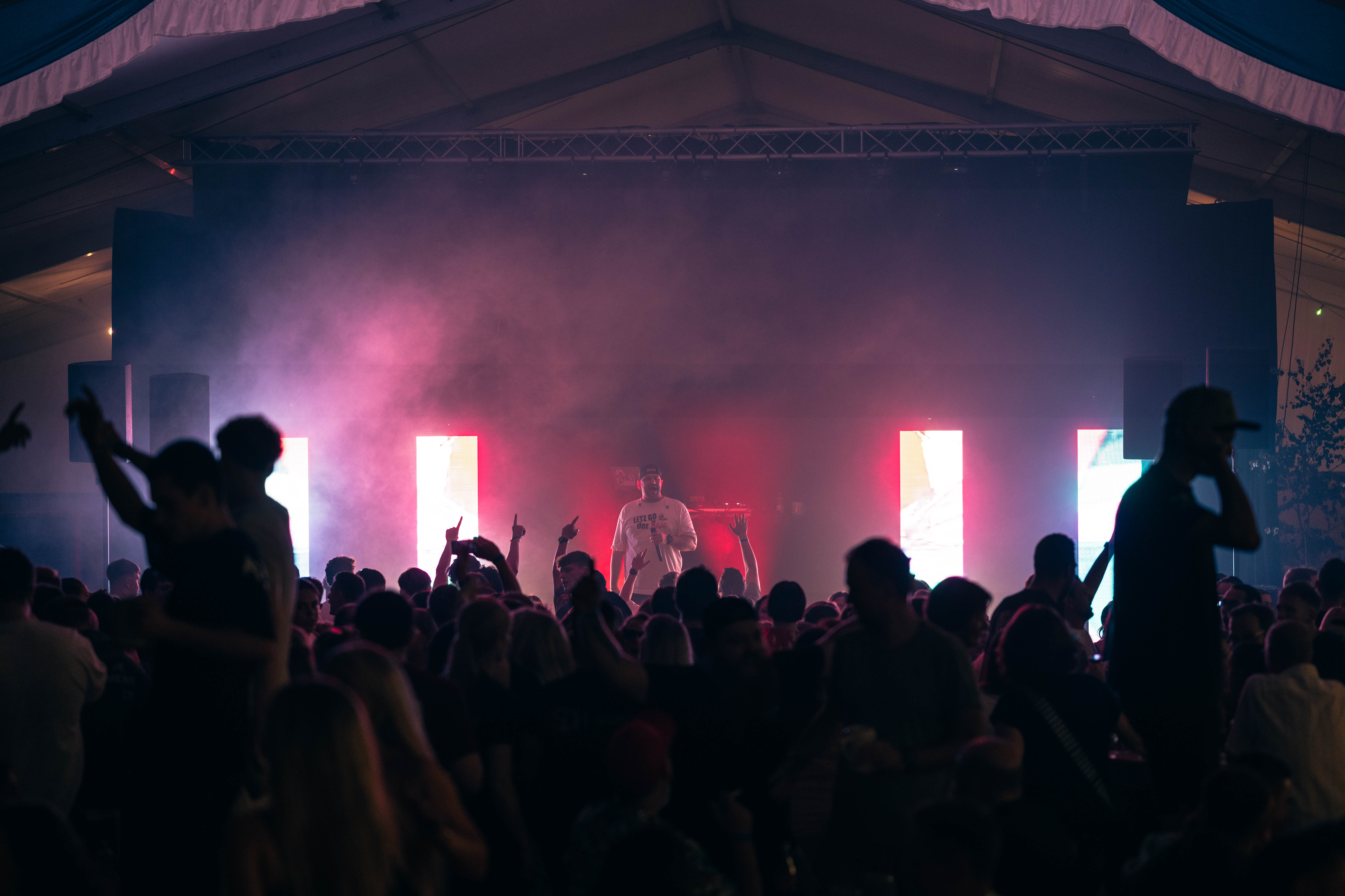 Große Veranstaltung mit Crowd, Bühne und Lichtshow